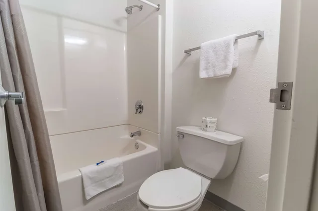 غرفة قياسية بسرير كينج، Motel6 Farmington Hills, MI - Northwest - Farmington Hills 4/7