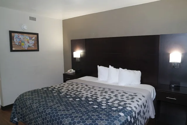 غرفة بسرير كينج، Travelodge by Wyndham North Charleston 1/4