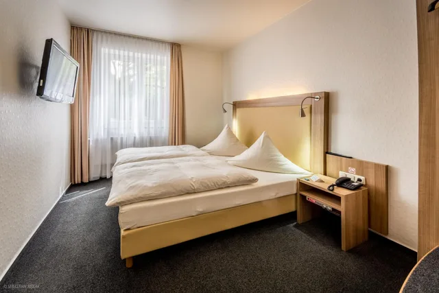 جناح جونيور، Hotel Lousberg 2/4