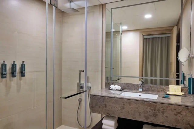 جناح بسرير كينج بإطلالة على البحر بشرفة بغرفة نوم واحدة، Hilton Bahrain City Centre Hotel and Residences 1/2