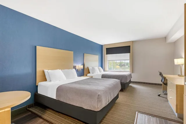 غرفة سوبيريور بسرير كينج وسرير كوين، Quality Inn & Suites Oakville 3/9