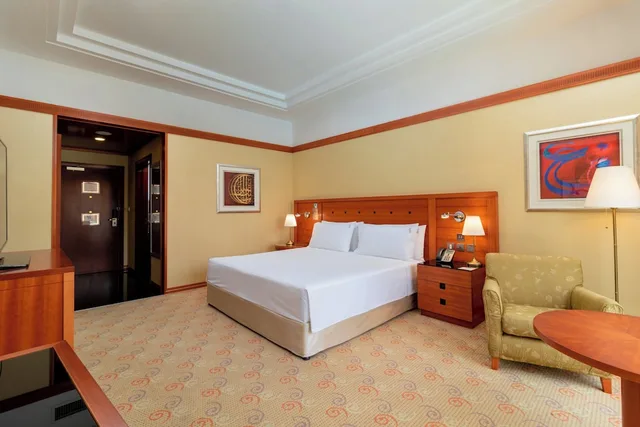غرفة بريميوم بسرير كينج بإطلالة على المسبح، Holiday Inn Kuwait 8/10