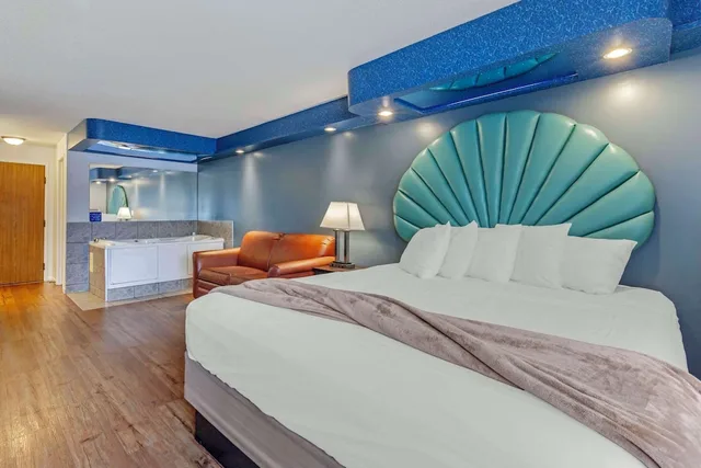 Standard, King Bed, Sofa, Jetted Tub, Atlantis Family Waterpark Hotel, an Ascend Collection Hotel 5/10