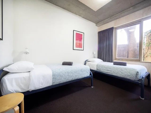 غرفة بسريرين منفصلين بحمام مشترك، YHA Apollo Bay Eco 1/2
