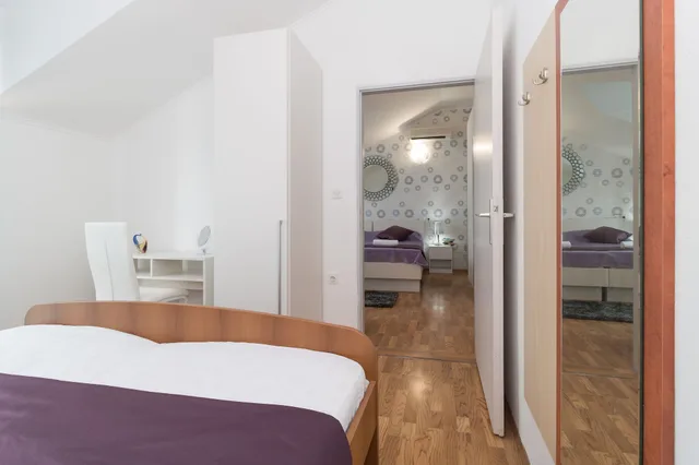 شقة كلاسيكية بسرير مزدوج وسريرين منفصلين بإطلالة على الفناء بشرفة بغرفتي نوم، Villa Voinic 6/10