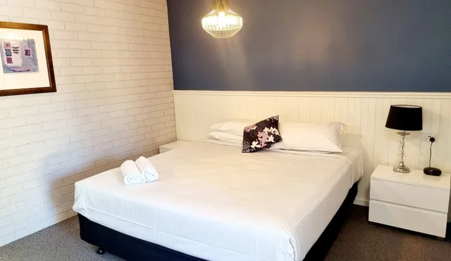 Deluxe, Triple, King and Twin Beds, Balcony, Motel Sierra Bright 1/2