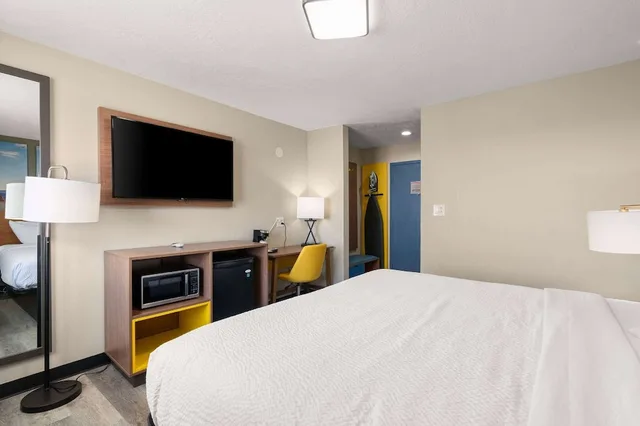 Room, King Bed, Days Inn by Wyndham Albuquerque I-25 7/10