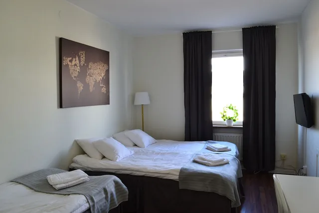 غرفة قياسية ثلاثية بسرير كوين وسرير فردي، Skinnargården 1/1
