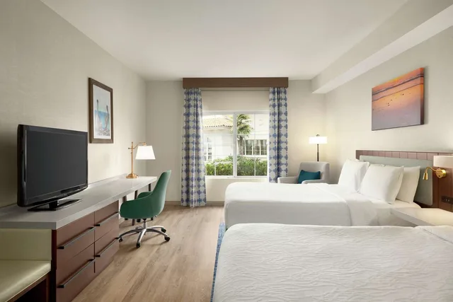 غرفة بسريرين كوين، Hilton Garden Inn Carlsbad Beach 1/2