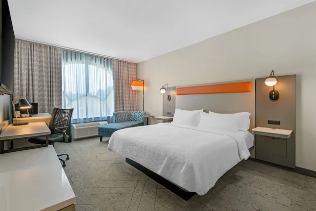 Standard, King Bed, Accessible, Holiday Inn Express & Suites Clemson - Univ Area 1/8