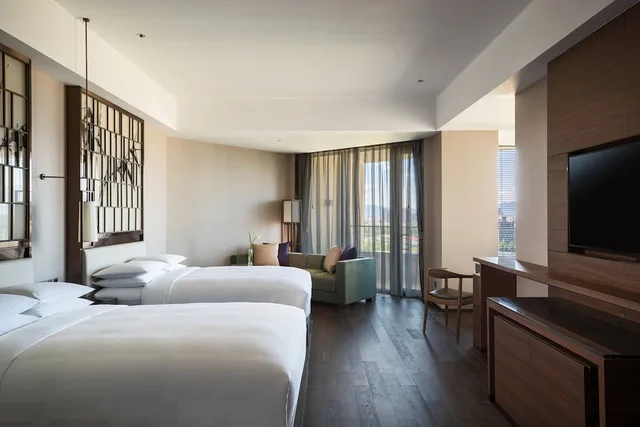 غرفة ديلوكس بسريرين مزدوجين بإطلالة على الجبل بشرفة، Beijing Marriott Hotel Changping 3/8