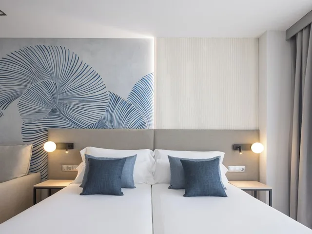غرفة ثلاثية بسريرين منفصلين مع أريكة، Ar Diamante Beach 4/6
