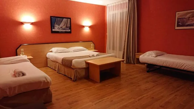 غرفة سوبيريور رباعية بسرير كوين وسريرين منفصلين، The Originals City, Hôtel Belem, Saint-Malo 4/10