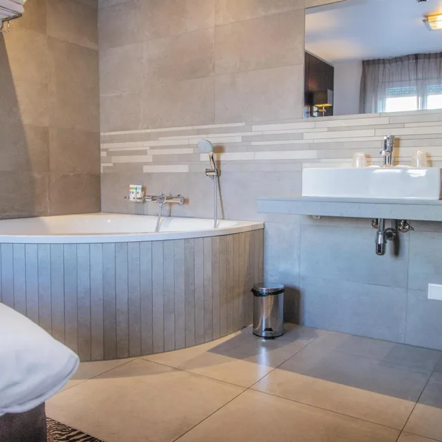 شقة بسرير كينج وسريرين منفصلين بغرفة نوم واحدة، Golden Tulip West Ende 8/10