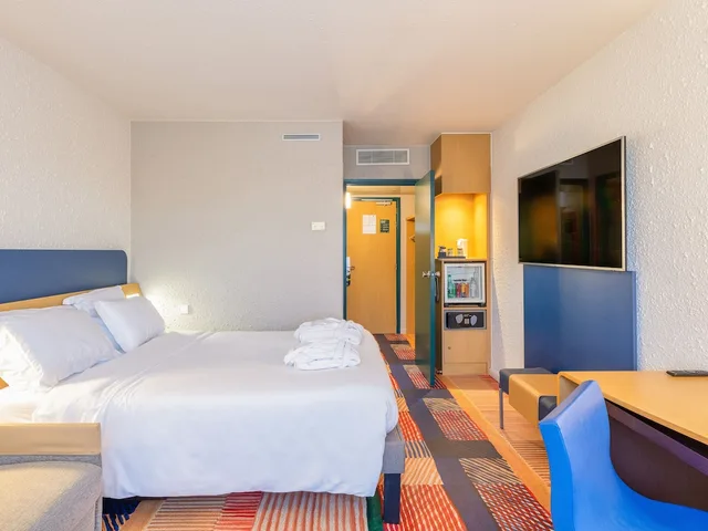 غرفة كومفورت بسرير كوين مع أريكة، B&B Hotel Lyon Nord 4 Stars 8/10