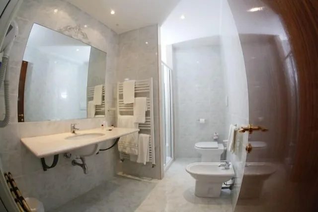 جناح جونيور بسرير كوين، Grande Albergo Internazionale 4/4