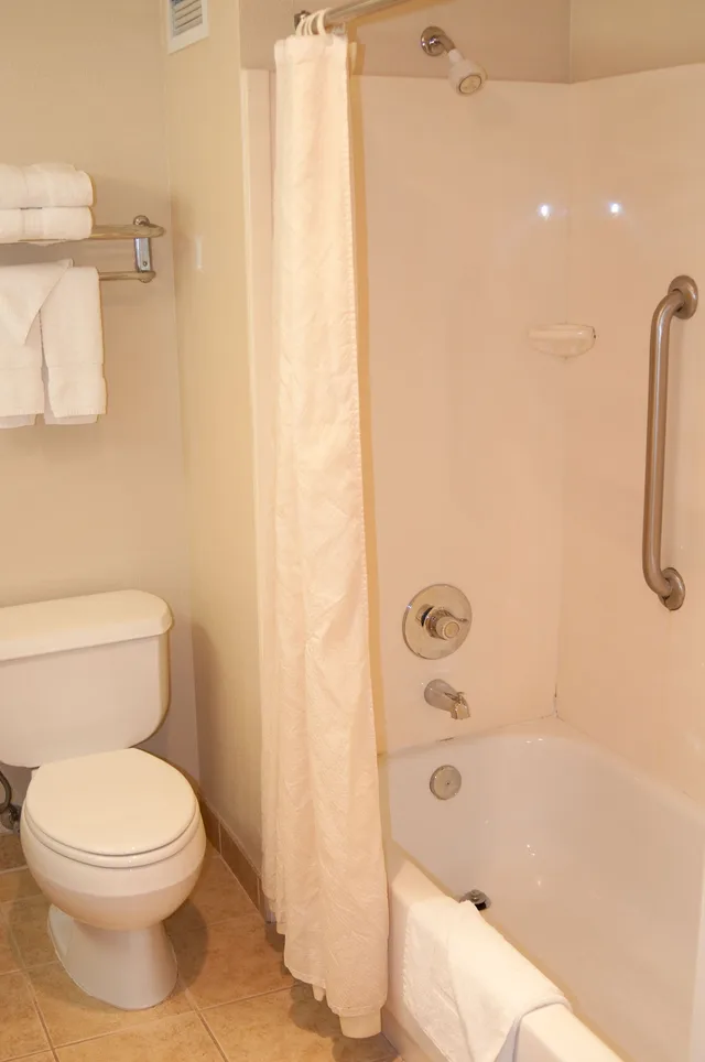 غرفة ديلوكس بسرير كوين، Lamplighter Inn Suites 1/2