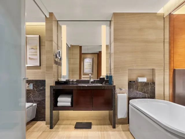 غرفة تنفيذية بسريرين مزدوجين مع دخول الصالة، Hilton Shijiazhuang 4/5