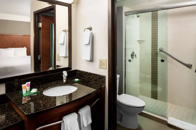 غرفة بسريرين كوين مع أريكة، Hyatt Place Greenville/Haywood 3/4