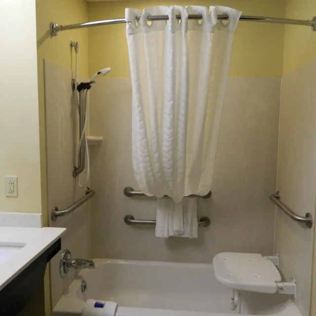 غرفة بسرير كوين بحوض استحمام لذوي الإعاقة، Best Western Plus Harrisburg Mechanicsburg 5/6