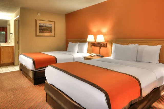 Standard, 2 Queen Beds, Econo Lodge Pigeon Forge Riverside 4/10