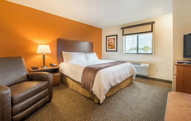 Room, Queen Bed, My Place Bend 2/7