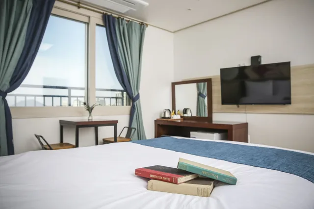 غرفة قياسية بسرير كوين وسرير فردي بإطلالة على البحر، Hu:An Stay Hotel 2/6