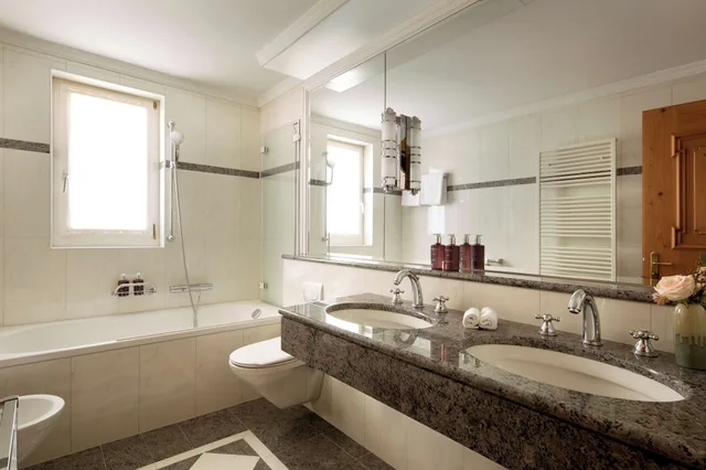 غرفة كلاسيكية بسرير كوين، Grand Hotel Kronenhof 3/3