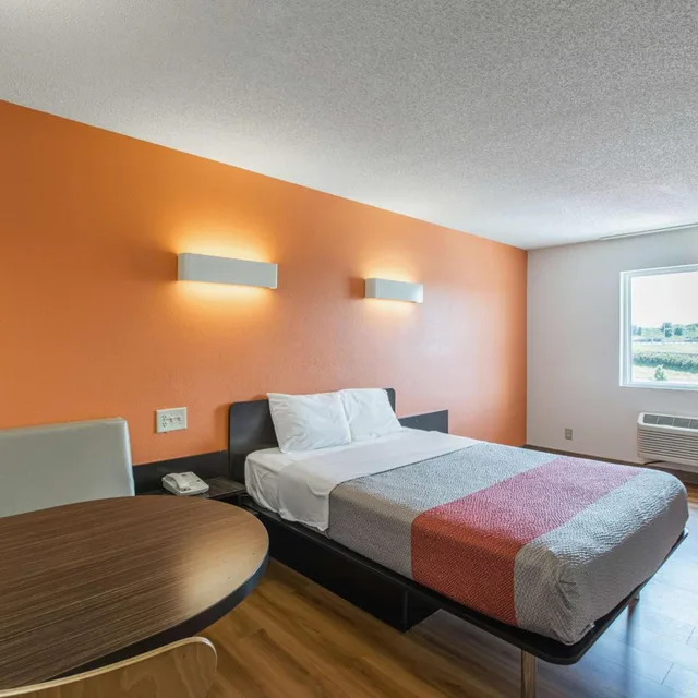 غرفة بسرير كينج وسرير كوين، Motel6 Omaha, NE - Central 4/7
