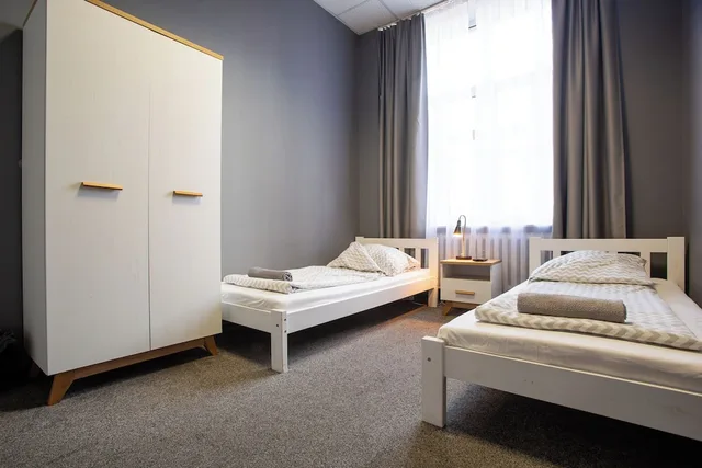 غرفة بسريرين منفصلين بحمام خاص، Moon Hostel Wroclaw 1/4