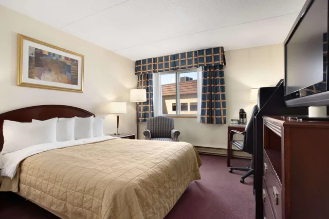 غرفة بسرير كينج، Travelodge by Wyndham Ottawa East 2/3