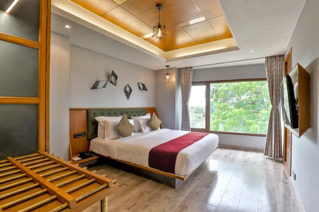 غرفة بسرير كينج، Keys Select by Lemon Tree Hotels 1/1