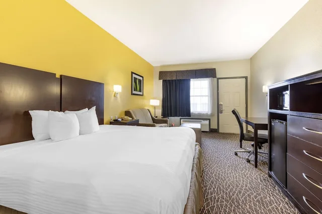 غرفة قياسية بسرير كينج مع أريكة، BEST WESTERN WEST MONROE INN 1/4