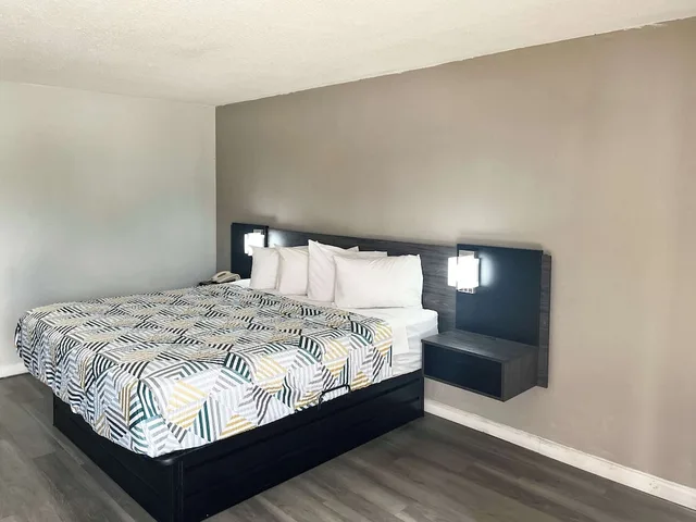 غرفة ديلوكس بسرير كينج للمدخنين، Motel6 Lugoff, SC 2/4