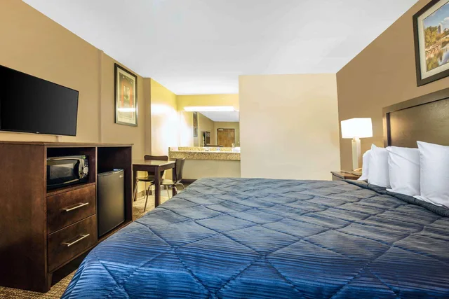 غرفة بسرير كوين، Rodeway Inn Lyons - La Grange 3/7