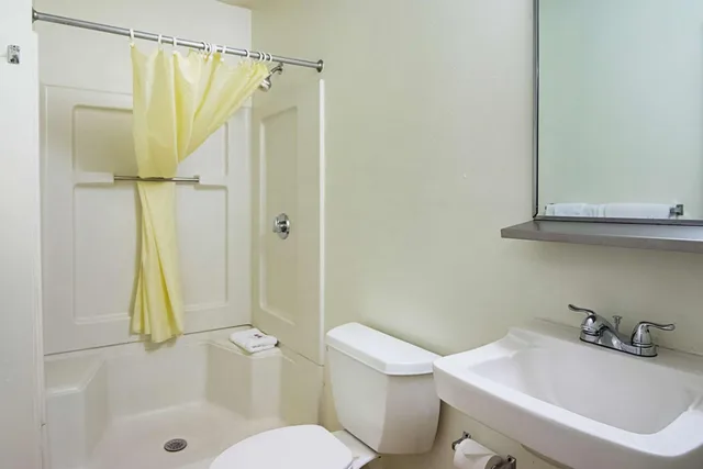 غرفة بسرير كوين للمدخنين، Motel6 Fayetteville, NC - Fort Liberty Area 9/10