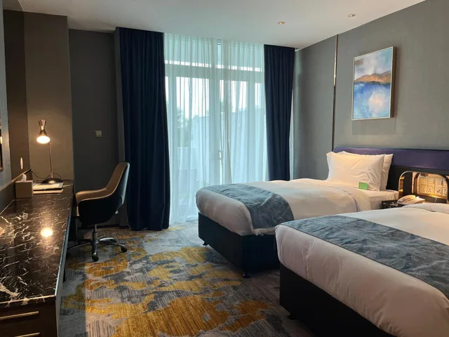 غرفة بريميير بسريرين منفصلين بشرفة، Ames Hotel Ayer Keroh, Melaka 1/6