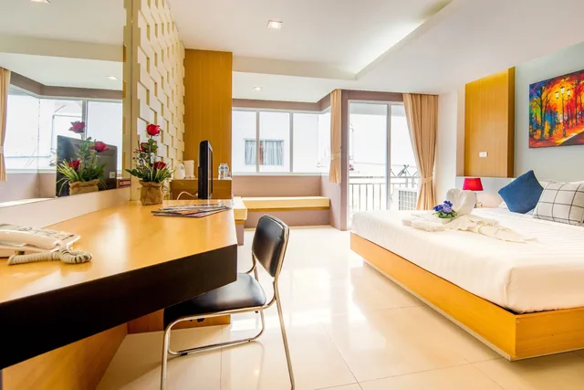 غرفة ديلوكس بسرير كينج بشرفة، Hallo Patong Hotel 4/8