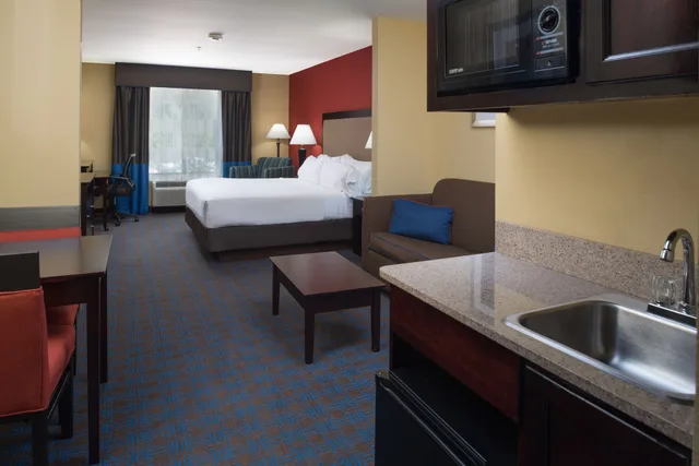 Suite, King Bed, Living and Dining Areas، Holiday Inn Express Hotel And Suites West Monroe 5/5