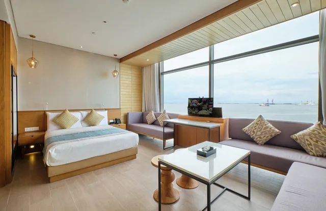 Family, Queen Bed, Bay View, 3 Sofa، Hotel H2o 2/3