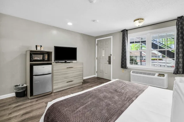 Basic, Single, King Bed, Accessible, Knights Inn Danvers 6/8