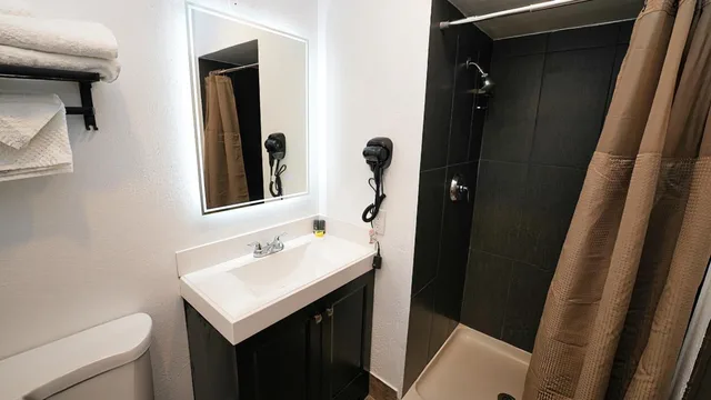غرفة بسرير كوين بشرفة، Seaside Inn & Suites 7/10