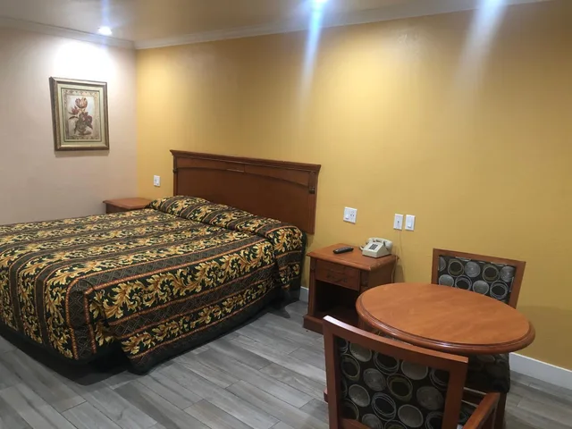 غرفة بسرير كينج، Economy Inn 1/6