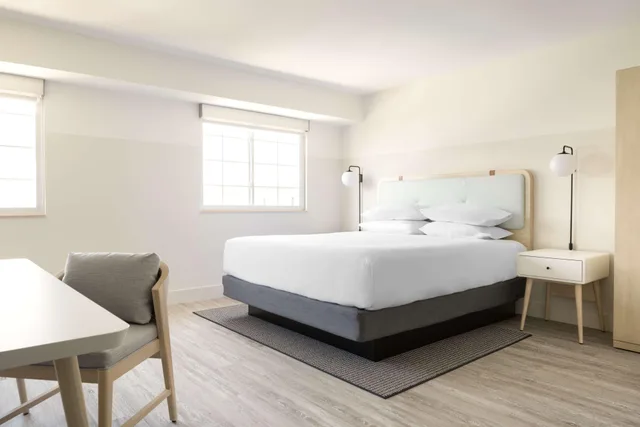 غرفة بسرير كينج، Hampton by Hilton Grand Cayman Seven Mile Beach 1/2