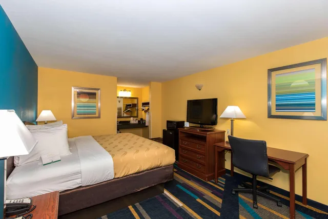 Efficiency, King Bed, Quality Inn Albertville US 431 1/1