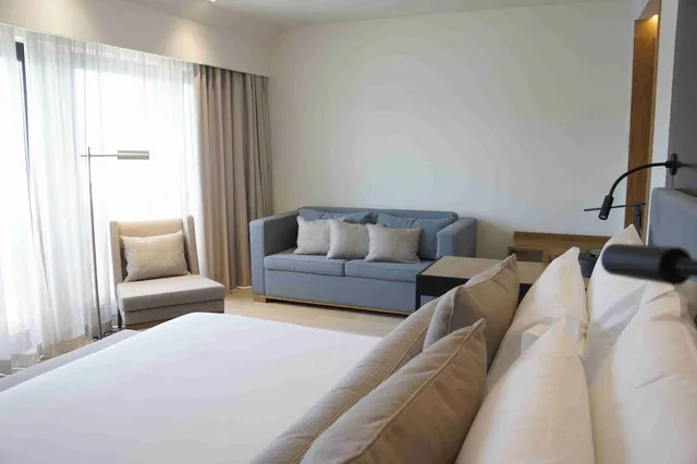 غرفة عائلية بسرير كينج بإطلالة على النهر مع أريكة، NEYA Porto Hotel 1/3