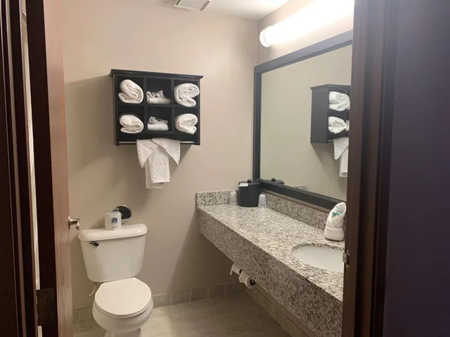 غرفة بسرير كينج مع أريكة، Best Western Park Oasis Inn 6/7