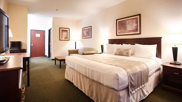 غرفة قياسية بسرير كينج مع أريكة، Best Western Executive Inn Jacksonville TX 1/1