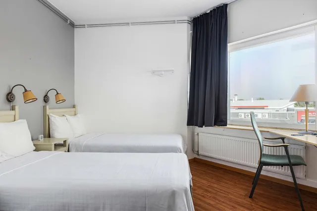 غرفة قياسية بسريرين منفصلين وسرير بطابقين يُسمح فيها بالحيوانات الأليفة، Best Western Eurostop Orebro 1/6