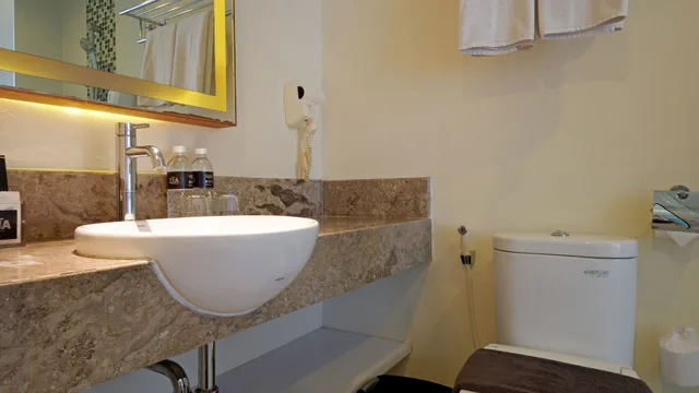 غرفة ثلاثية بسرير كوين وسرير فردي، Zia Hotel Kuta 4/4